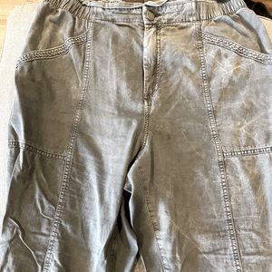 old navy women’s cotton pants, in the color black. size large